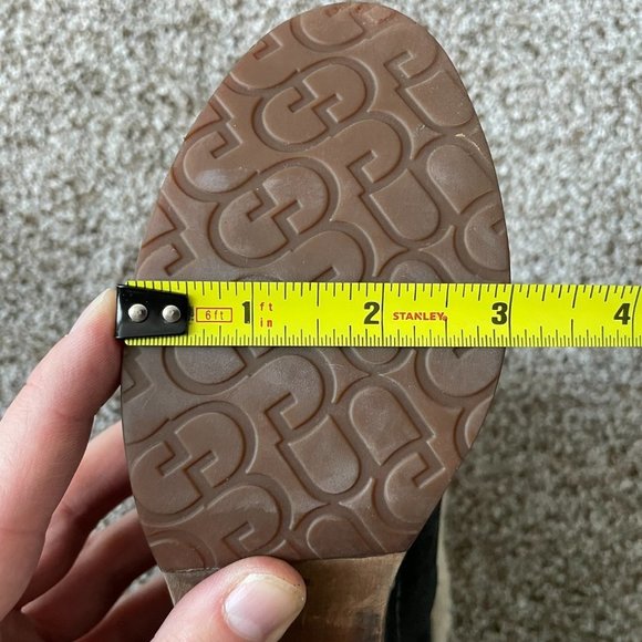 UGG | Lynnea Heeled Shearling Boot - Picture 13 of 14